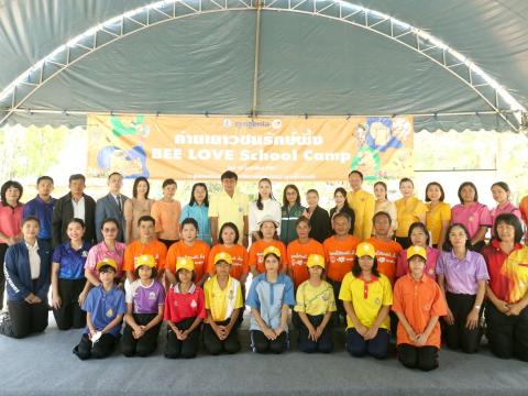 คณะผู้บริหารถ่ายภาพร่วมกับกลุ่มเกษตรกรและน้องๆนักเรียน