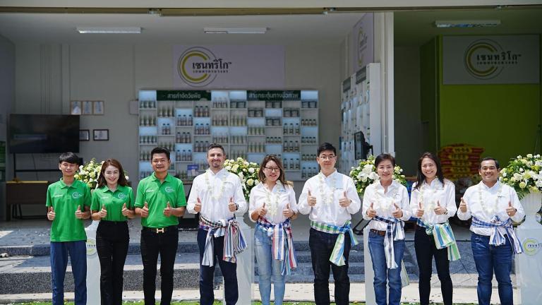 ผู้บริหารซินเจนทาและทีมงานเซนทริโกถ่ายภาพร่วมกัน
